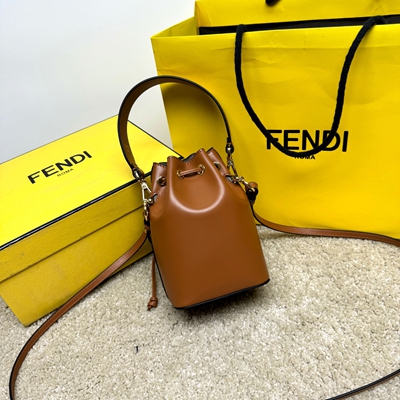 フェンディバッグ角部分ディテール